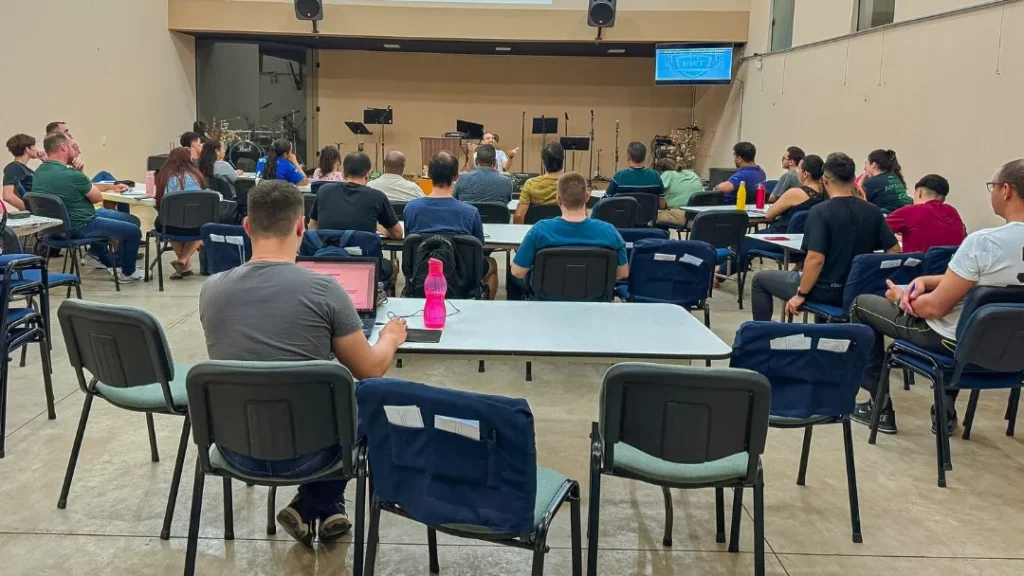 Alunos da ERT Bauru em sala de aula presencial