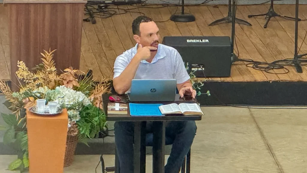 Professor da ERT Bauru ministrando aula